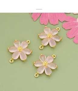 Drei Kirschblüten-Anhänger mit goldenen Anschlüssen für DIY-Schmuckherstellung im Detail