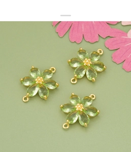 Detailansicht der hellgrünen Mikro-Pave-Blumenanhänger für DIY-Schmuckherstellung