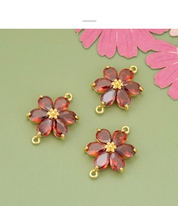 Detailansicht roter sechsblättriger Blumen-Schmuckverbinder mit Doppelringen für DIY-Basteln