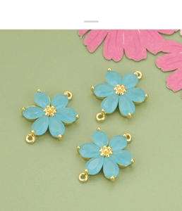 Detail von hellblauen Blumen-Schmuckverbindern mit Goldbasis für DIY-Armbänder