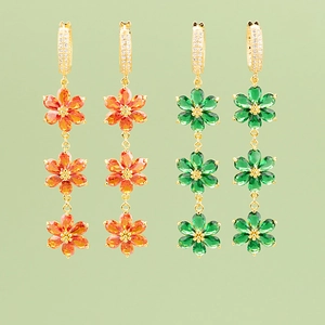 Exquisite lange Ohrhänger mit dreistufigen sechsteiligen Blumen aus Zirkon und Gold
