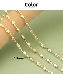 Λήψη macro αλυσίδας 2,8 mm με επικάλυψη χρυσού 18K σε ξύλινη βάση στήριξης