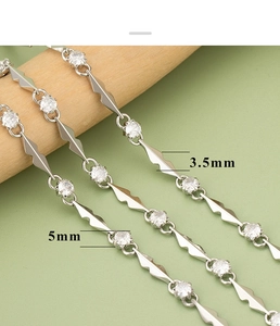 Makro-Detail einer Gliederkette mit 5mm Zirkonia und 3,5mm gewellten Metallelementen