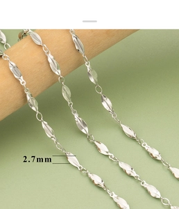 Detail of 2.7mm olive-shaped silver chain links on a wooden display stand