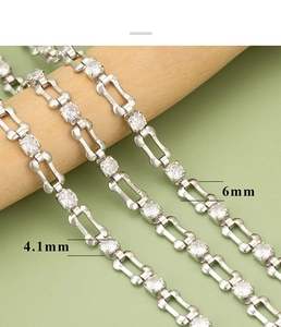 Detailansicht der 6mm Silberkette mit 4,1mm Zirkonia-Inlay auf einem Holzständer