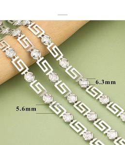 Detail der silbernen Kette mit Mäander-Muster und Zirkonia, Breiten 6,3mm und 5,6mm