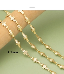 Detail view of 18K gold plated cross link chain with 4.7mm width on wooden rod