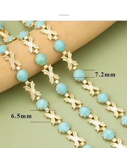 Makro-Detail der 7,2mm Goldkette mit türkisfarbenen Perlen für DIY-Schmuck