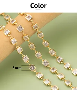 Detalle de cadena dorada artesanal con piedras de circonita cuadrada de 5mm incrustadas