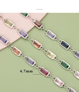 Vista macro de eslabones rectangulares de cristal de 4,7mm con marcos de plata para joyas