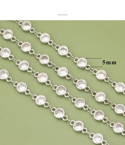 Detalle de piedras de circón de 5mm en engaste de plata para creación de brazaletes DIY