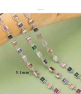 Detalle que muestra el ancho de 5,1 mm de gemas de colores engastadas en cadena de plata