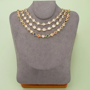 Set de tres collares dorados con cristales de circonita redondos, cuadrados y corazones