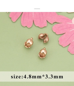 Makro-Detail von 4,8 mm roségold-plattierten Kalotten für DIY-Schmuckherstellung