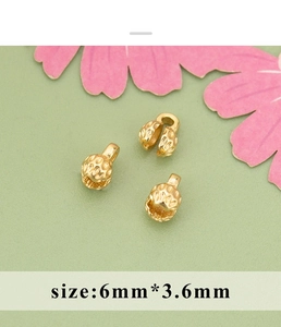 Detailaufnahme der 6mm x 3.6mm vergoldeten strukturierten Metallanhänger für Schmuck