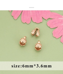 Makroaufnahme der roségoldenen Schmuckverbinder in Katzenpfotenform, 6mm x 3,6mm