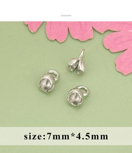 Makroaufnahme silberner 7mm x 4.5mm gefalteter Blütenknospen-Verbinder für DIY-Schmuck