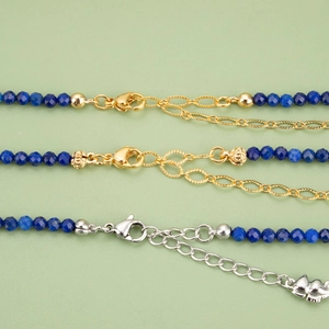 Facettierte Lapis-Lazuli-Halskette mit goldenem Karabinerverschluss und Katzenanhänger