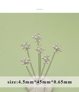 Vista macro di spilli a testa di fiore in argento 925 con zirconi per gioielli fai-da-te