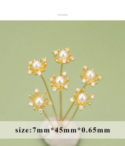 Dettagli di spilli a fiore dorati con perle e zirconi per creazione gioielli fai da te