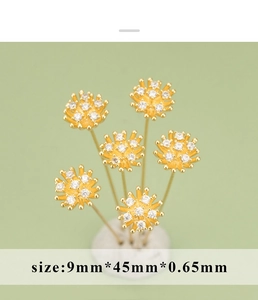Dettaglio macro di fiori dorati per gioielli con zircone e perno di misura 45mm