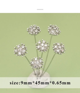 Dettaglio macro di spilli floreali in argento con zirconi cubici, misura 9x45x0.65mm