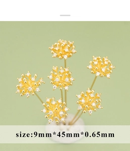 Dettaglio macro di perni floreali in zirconia dorata da 9 mm per accessori gioielli fai-da-te