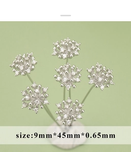 Dettaglio di accessori a testa di fiore in argento con zirconi per creazioni di gioielli