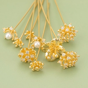 Spilli a fiori dorati con zirconi e perle per creazione di gioielli fai-da-te