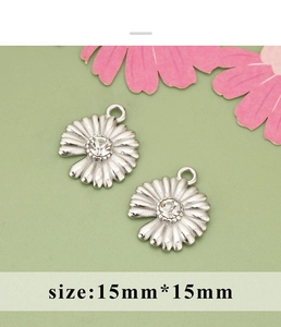 Detail van twee 15mm madeliefje hangers in zilver met centrale strassteentjes