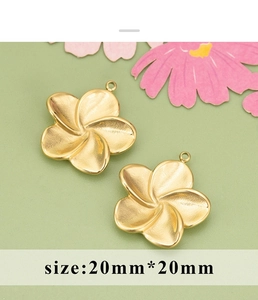Macro-opname van 20mm matgouden bloemenhangers voor DIY-sieraden met kleine ophanglussen