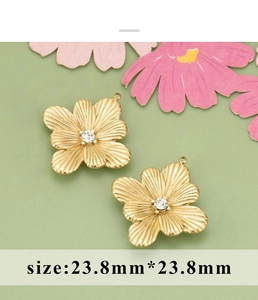 Detail van 23,8mm gouden bloemenhangers met kristallen voor DIY-sieraden maken
