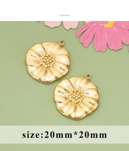 Detail van een 20mm gouden bloem hanger met matte textuur voor DIY sieraden maken