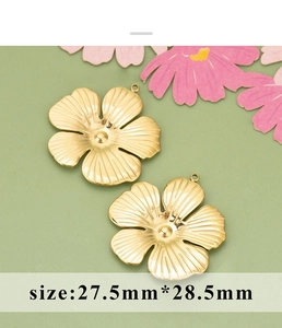Macrodetail van twee gouden bloemhangers met gegraveerde textuur en maat 27,5mm x 28,5mm