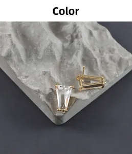 Dettaglio dell'orecchino placcato oro 18K con vetro trapezoidale e un piccolo occhiello DIY