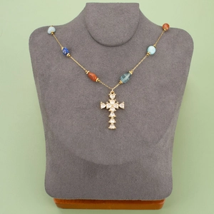 Boheemse gouden kruishanger ketting met gekleurde stenen en fonkelende zirkonia's