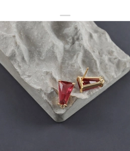 Dettaglio di orecchini a perno a trapezio in cristallo rosso placcati in oro 18K per fai-da-te