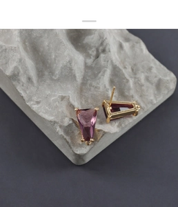 Dettaglio degli orecchini a trapezio in vetro viola placcati oro 18K su base in pietra