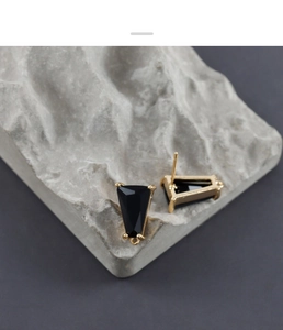 Macro di orecchini a trapezio in vetro nero placcati oro 18K su base in pietra