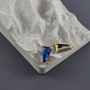 Orecchini geometrici con pietra blu profondo e montatura placcata in oro 18K