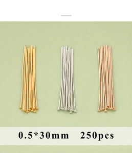 Vista dettagliata dei chiodini a testa piatta 0,5x30mm oro e argento per gioielli DIY