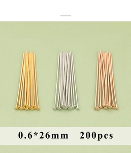 Vista macro di spilli a testa piatta da 0,6x26mm in oro, argento e oro rosa per gioielli