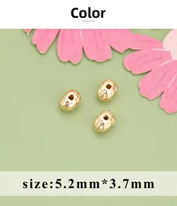 Makro-Detail von vergoldeten barocken Perlen für DIY-Schmuckherstellung 5,2x3,7mm