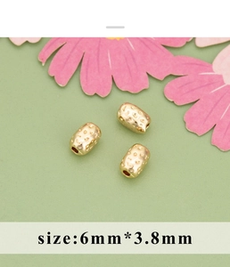 Makroansicht der 6 mm x 3,8 mm vergoldeten Barockperlen für die DIY-Schmuckherstellung