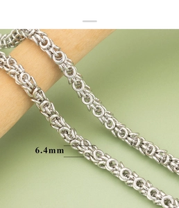 Primer plano de una cadena bizantina plateada de 6,4 mm con eslabones tejidos complejos