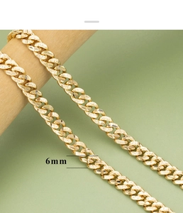 Primer plano detallado de la cadena cubana dorada de 6mm con acabado de diamante