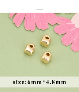 Makrofoto von vergoldeten unregelmäßigen geometrischen Perlen für DIY Schmuck, 6mm Größe