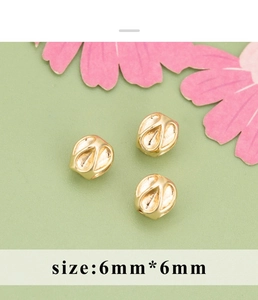 Detailansicht von 6mm vergoldeten Hohlperlen für DIY-Schmuck mit Flammenmuster-Dekor