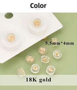 Gedetailleerde macro-opname van 18K gouden en siliconen oorbelsluitingen van 5,5mm x 4mm