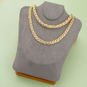 Collar de cadena tejida dorada presentado en un soporte de joyería elegante